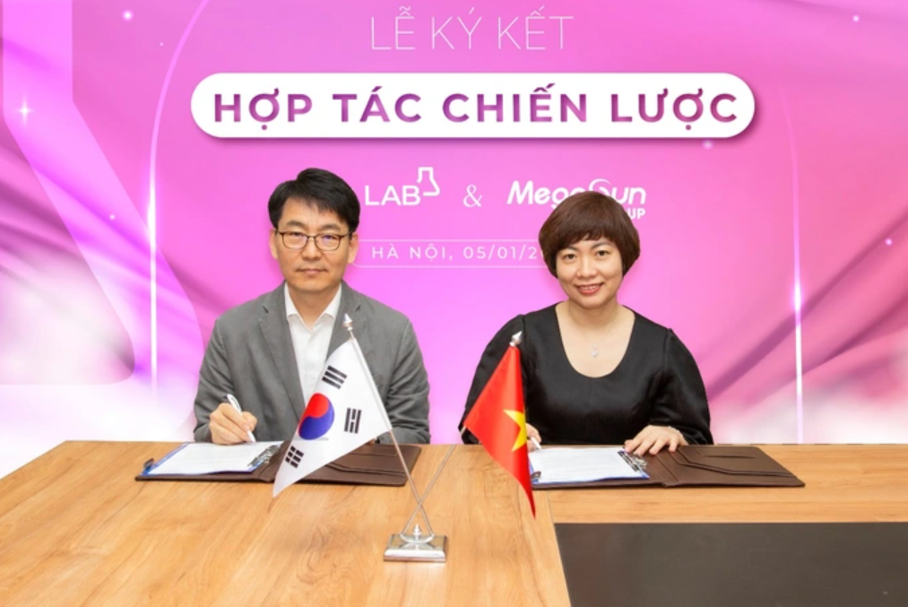 Tiến sĩ Lee Ghang Tai (bên trái) - người sáng lập thương hiệu C'New Lab ký kết hợp tác chiến lược cùng đại diện Sun Pharma, nhà phân phối tại Việt Nam 