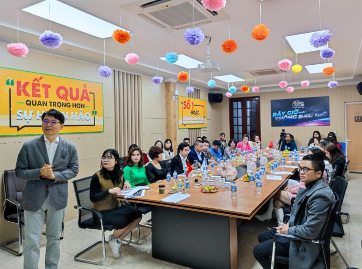  Tiến sĩ Lee Ghang Tai chia sẻ về sản phẩm C’New Lab với đơn vị phân phối và các đại lý phân phối C’New Lab tại thị trường Việt Nam.